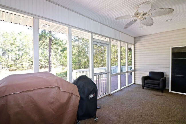Foto del edificio - 589 Riverbirch Dr