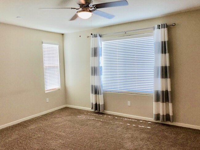 Building Photo - $2,250 Barstow & DeWolf 3 Bedroom - Commun...
