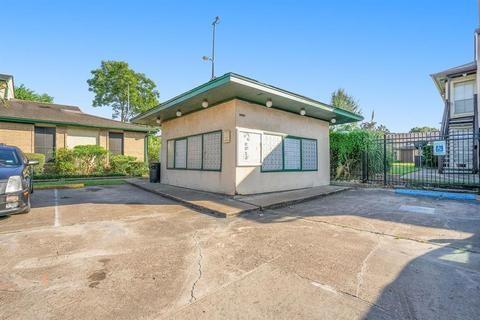 Building Photo - 18045 Saturn Ln