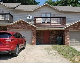 Building Photo - 826 W Peachtree Dr