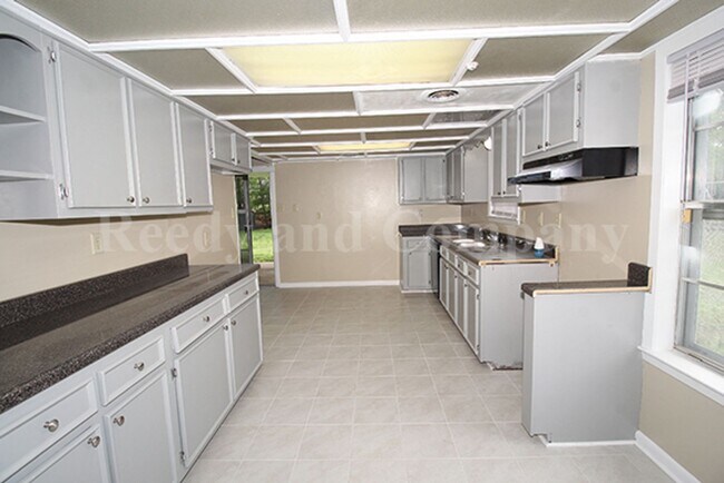 Foto del edificio - 5130 Queen Elizabeth Fwy