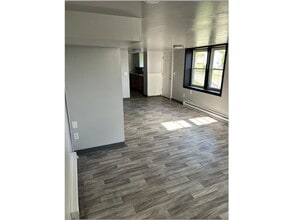 Building Photo - 542 Hazel St N