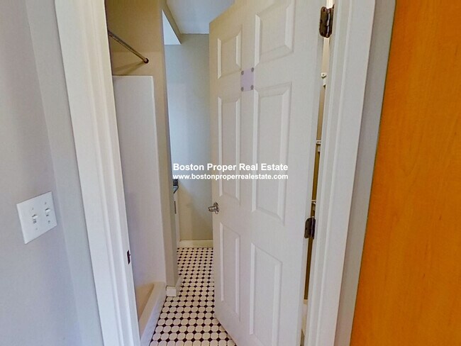 Building Photo - 461 Park Dr