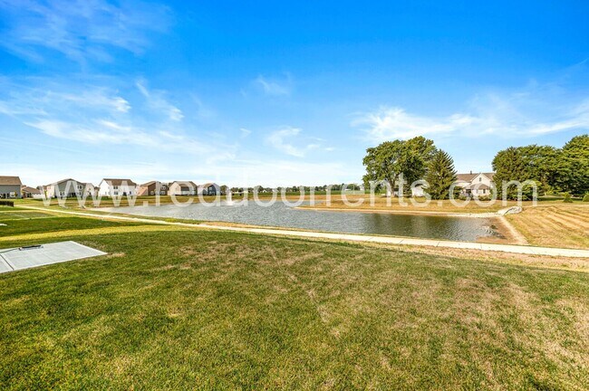 Foto del edificio - Stunning 5-Bedroom Retreat in Greenfield –...