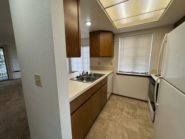 Building Photo - 2 Bedroom, 1 Bathroom Apartment