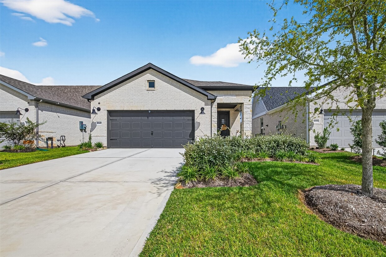 Primary Photo - 8047 Prospect Dr