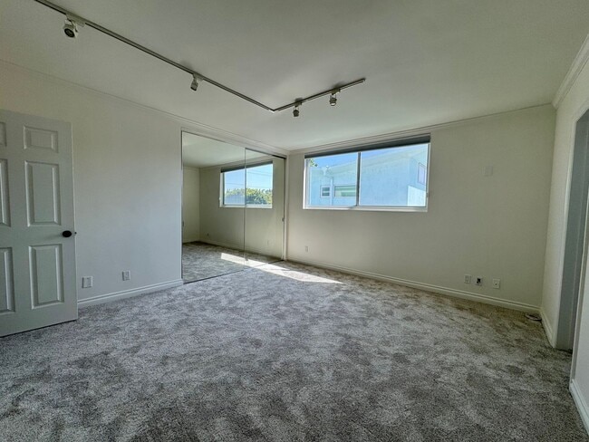 Building Photo - Modern Elegance in Prime Santa Monica