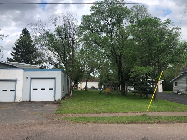 Building Photo - Charming 3-Bedroom Cloquet Home with Spaci...