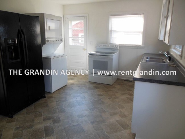 Building Photo - 1646 Padbury Ave