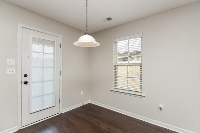 Foto del edificio - 9426 Darren Cir S