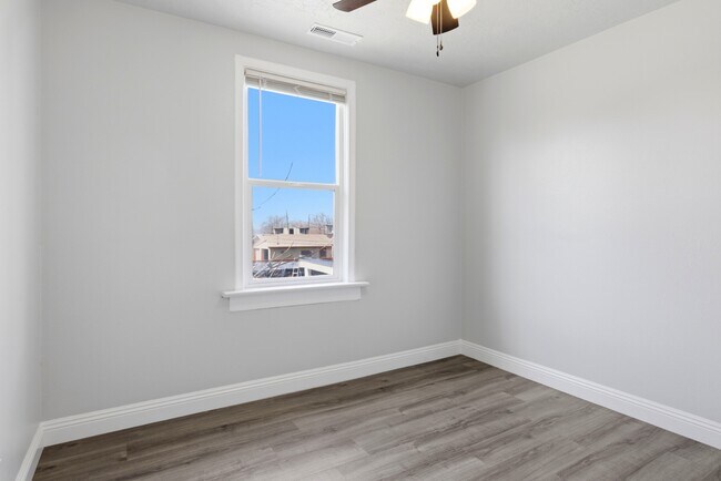 Foto del edificio - 1060 Sullivan Dr