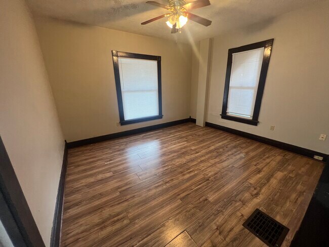 Building Photo - 632 Miami St