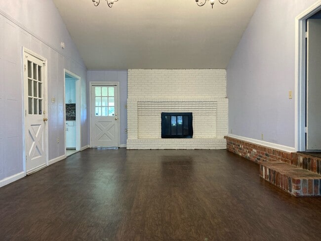 Building Photo - 610 Ogilsvie St