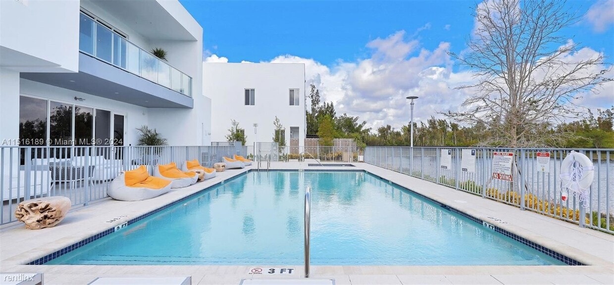 Primary Photo - 3 br, 3 bath House - 10220 NW 72nd Ter # 1...