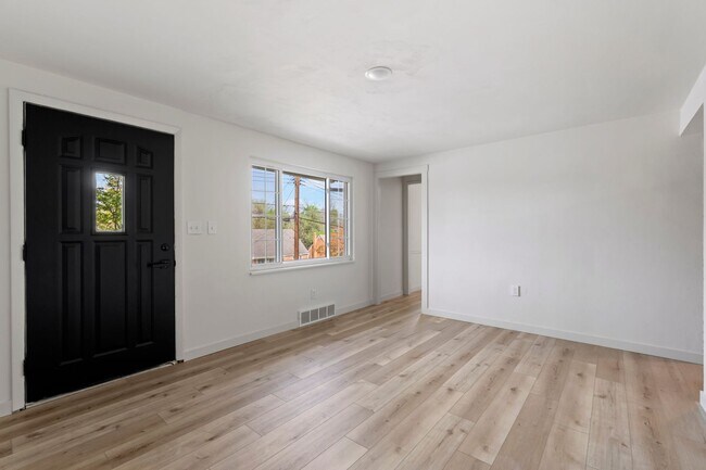 Foto del edificio - READY NOW!! FULLY RENOVATED 3 Bedroom in PENN HILLS