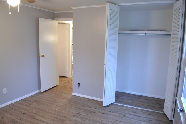 Foto del edificio - 7357 Foxmill Rd. #C
