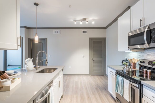 Foto del edificio - Elevated Lifestyle, With 1 Month Complimen...