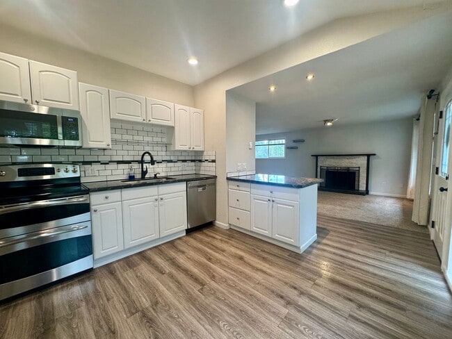 Building Photo - 2 Week Move In Special - 3 Bedroom, 2 Bath...