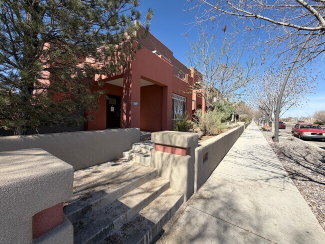 Foto del edificio - 3 Bedroom Town Home Near Rio Bravo Blvd SE & University Blvd SE In Mesa Del Sol!