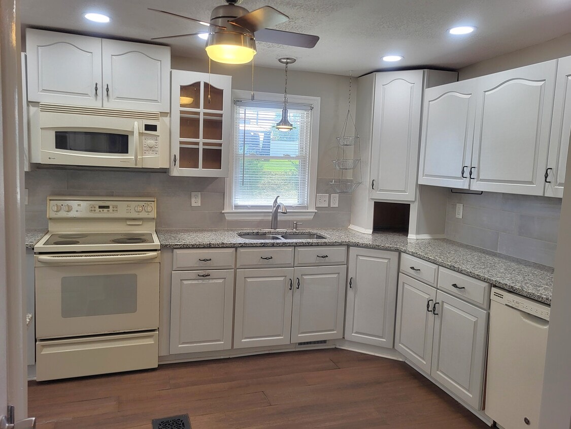 Large kitchen with lots of storage and granite counters - 1429 Virginia Ave