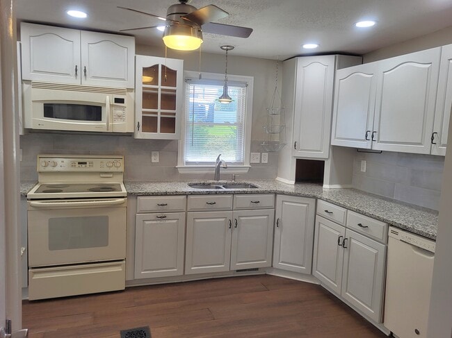 Large kitchen with lots of storage and granite counters - 1429 Virginia Ave