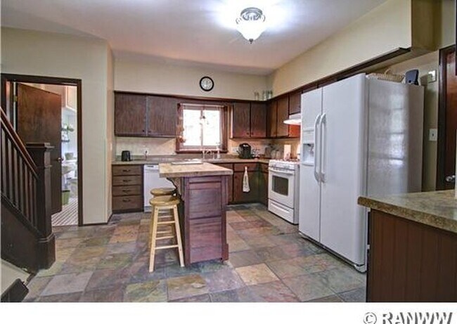 Foto del edificio - 4 Bedroom House with Amazing Hardwood Thro...