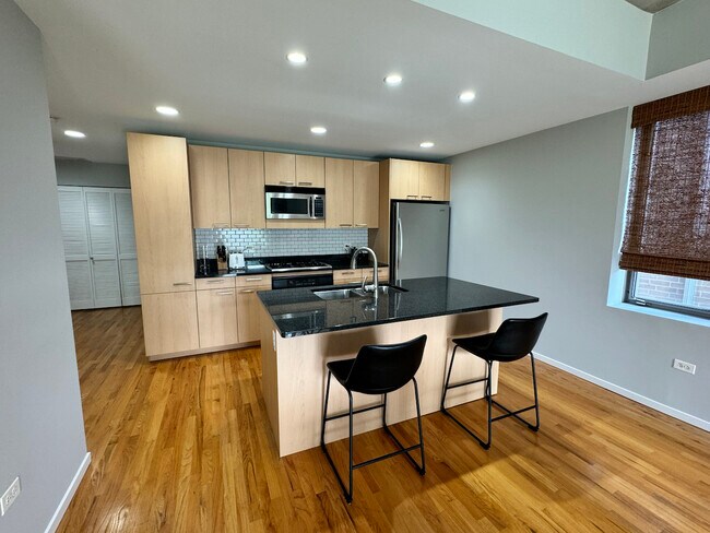 Building Photo - 1422 N La Salle Dr