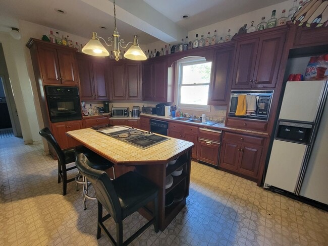 Building Photo - 2115 E 1st St