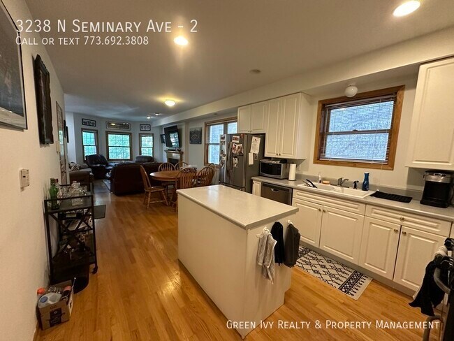 Building Photo - Spacious, Remodeled, Lakeview 2 bed/2bath!