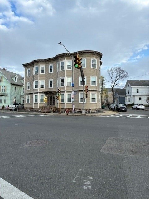 Building Photo - 180 Lewis St
