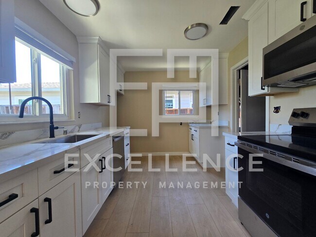 Foto del edificio - Freshly Updated, New Kitchen, Refinished R...