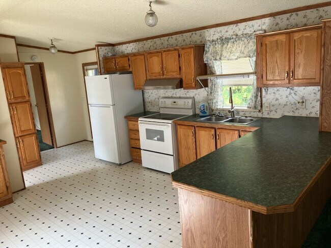 Foto del edificio - 3 bed, 2 bath Trailer house with outer sto...