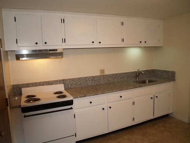 Building Photo - 17 Sinai Cir