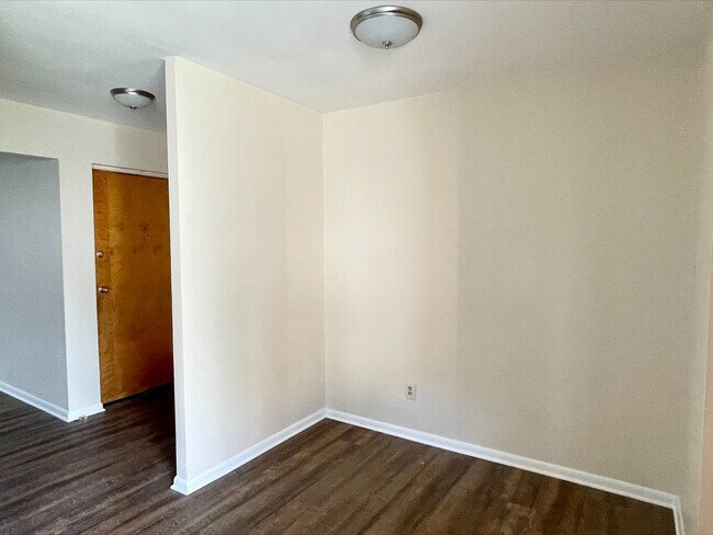 Building Photo - 526 Zahn Dr