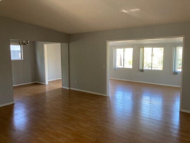 Foto del edificio - 7935 Tujunga Ave