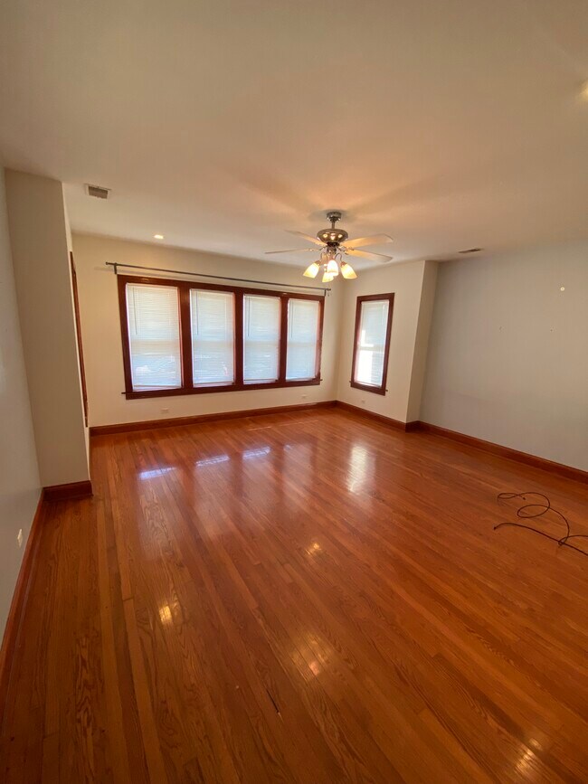 Foto del edificio - 4857 W Wellington Ave