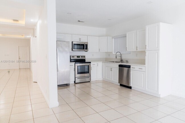 Foto del edificio - 379 NE 34th Ave