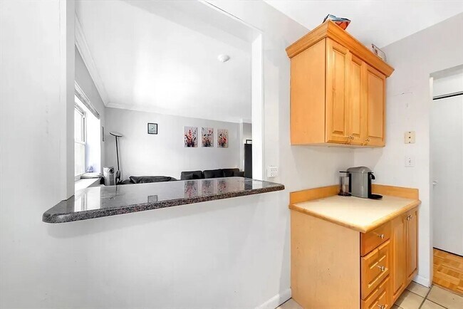 Foto del edificio - Sunny Coolidge Corner 1bed Avail JULY 1 ri...