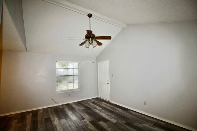 Foto del edificio - 98 Lake Village Blvd