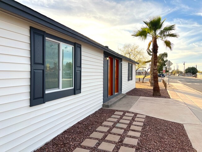 Building Photo - 441 E Brady St