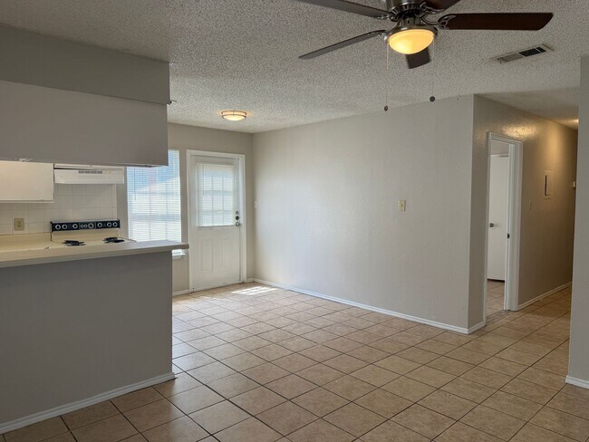Foto del edificio - 2 Bedroom Duplex