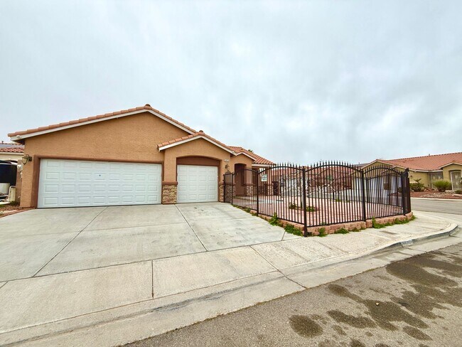 Foto del edificio - Beautiful single-story home featuring a spacious 3-car garage