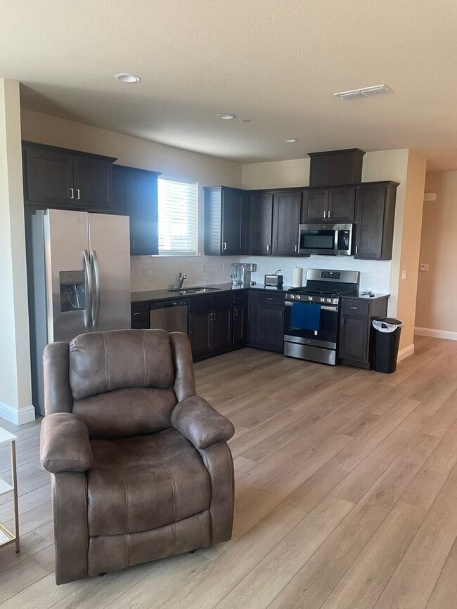 Building Photo - LARGE 4BED 2.5 BATH - GREAT FOR TRAVELING ...