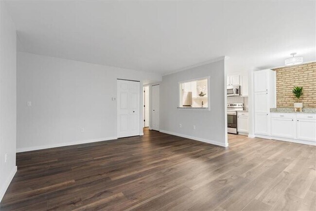Building Photo - 5090 Sanlin Dr