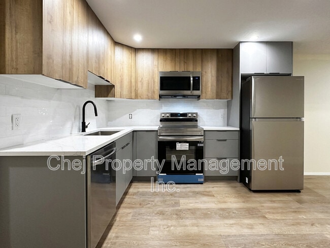 Photo du bâtiment - 14807-14899 99 Ave NW