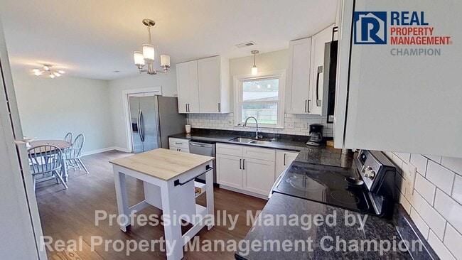 Foto del edificio - Furnished and Updated 4 BD/2.5 BA Home wit...