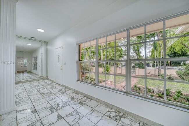 Foto del edificio - 645 Altara Ave