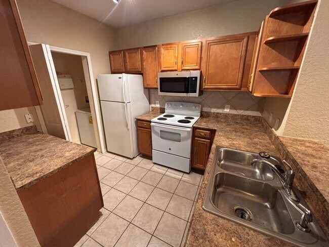 Foto del edificio - Spacious 3 Bed 2 Bath in Serenata with Pond Views