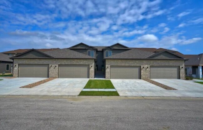 Foto del edificio - Spacious 2-Story with 3 bedrooms/2.5 bathr...