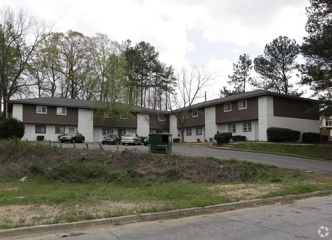 Primary Photo - 2990 Macon Dr SE